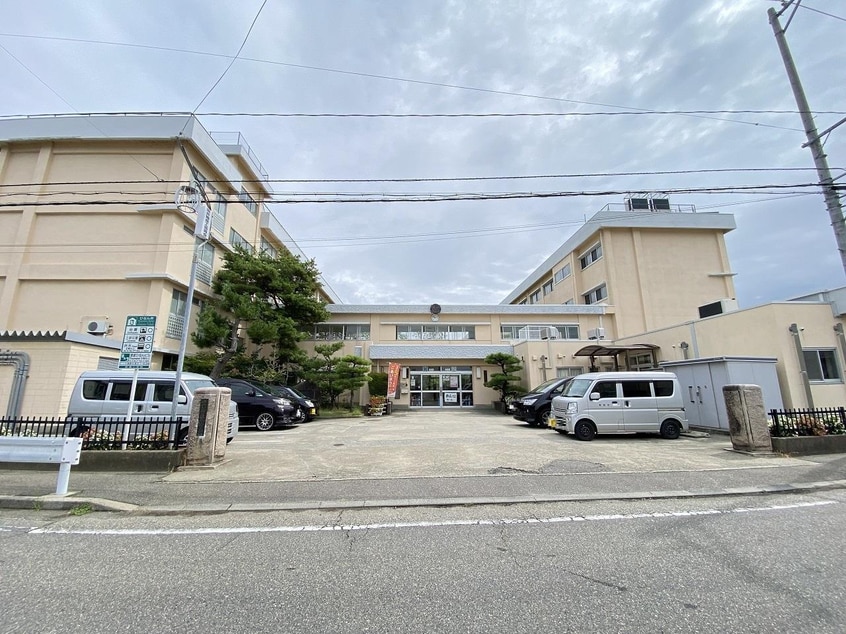 新潟市立新通小学校(小学校)まで707m ハイエストヒル寺尾