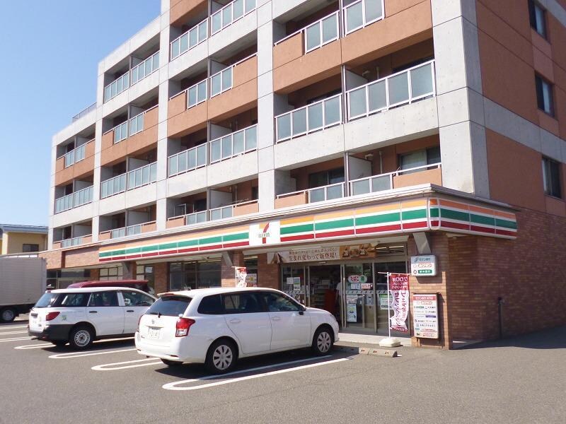 セブンイレブン新潟小新4丁目店(コンビニ)まで669m ヴェルベ小針