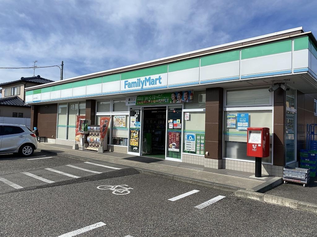 ファミリーマート新潟小針南店(コンビニ)まで568m グランディールこばり