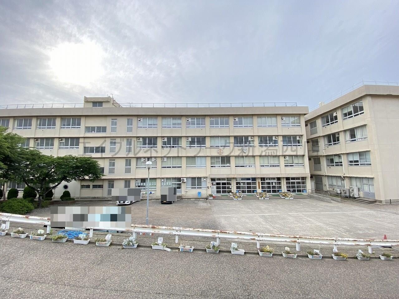 新潟市立真砂小学校(小学校)まで1423m エスポワール寺尾台