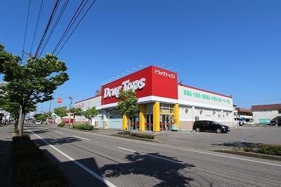 ドラッグ・トップス小針店(ドラッグストア)まで764m アクアヒル青山