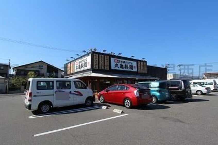 丸亀製麺新潟小針店(その他飲食（ファミレスなど）)まで400m カサ・デ・ベルデ