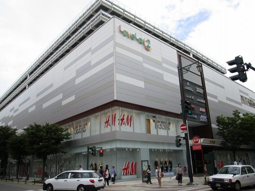 H＆Mラブラ2店(ショッピングセンター/アウトレットモール)まで690m グランコート石宮　5～7F