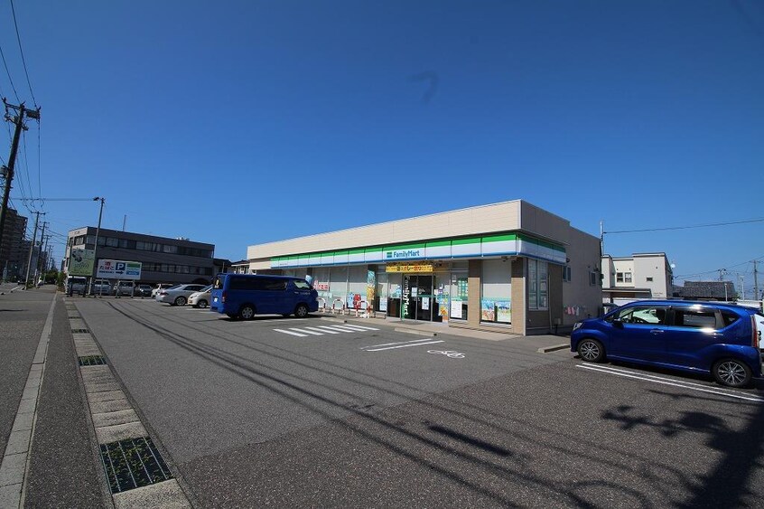 ファミリーマート新潟あぶみ三丁目店(コンビニ)まで402m ラフィーネ鐙　Ｅ