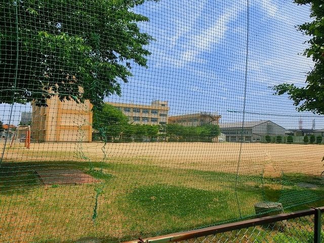 新潟市立上山小学校(小学校)まで648m エクセレント上近江
