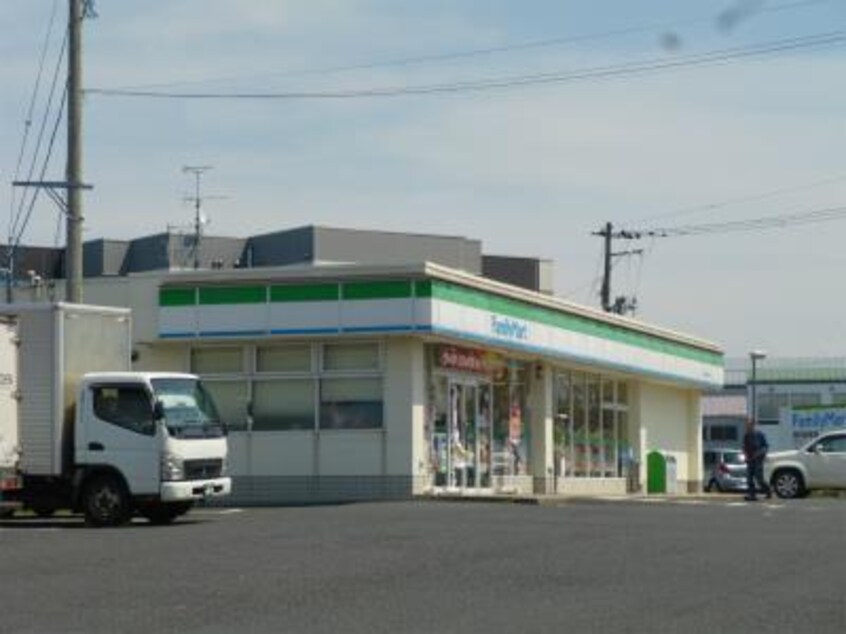 ファミリーマート新潟船江町店(コンビニ)まで666m ファーストクラス空港西