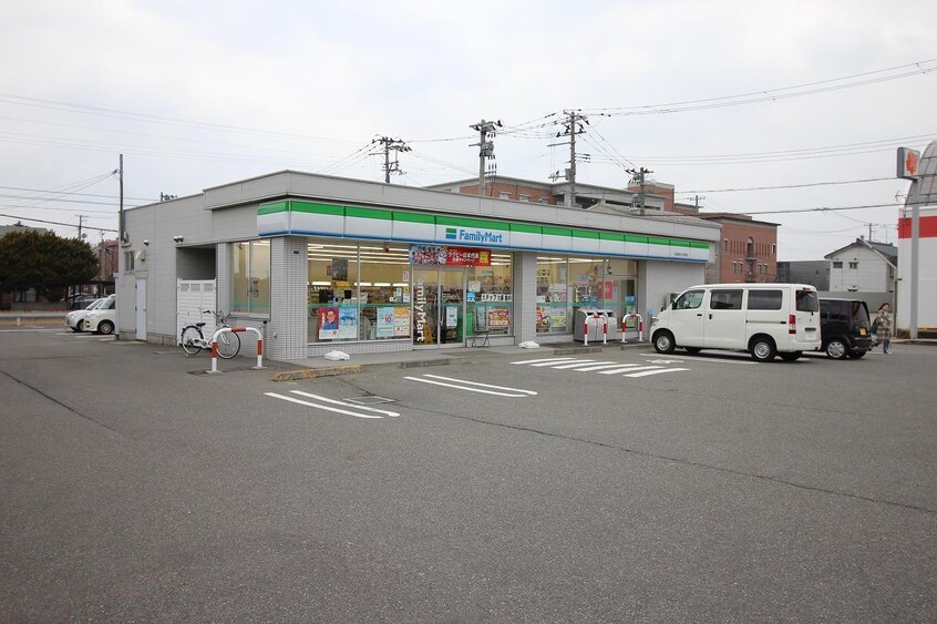 ファミリーマート新潟県立大学前店(コンビニ)まで1324m MハイツIV