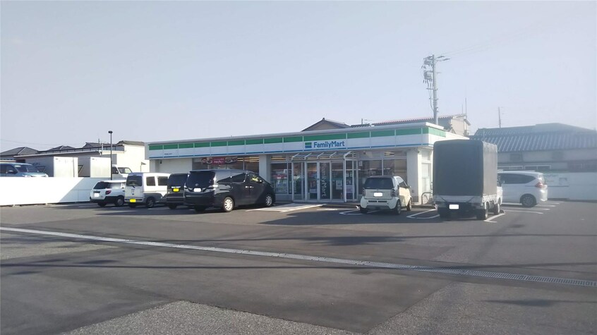 ファミリーマート新潟船江町店(コンビニ)まで726m マリオン