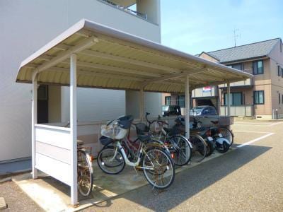 屋根付き駐輪場ございます さくらヒルズII