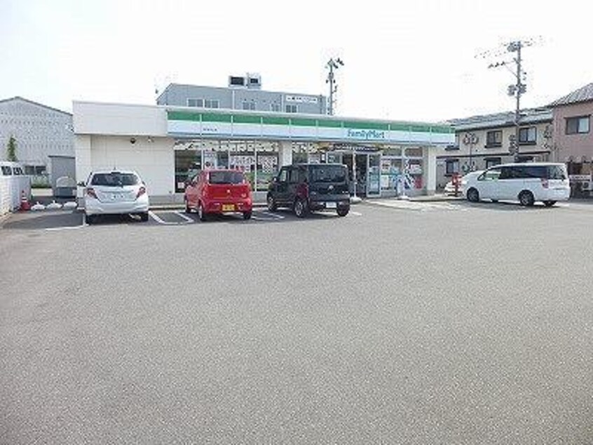 ファミリーマート新潟寺山二丁目店(コンビニ)まで557m ベルトピア新潟２５