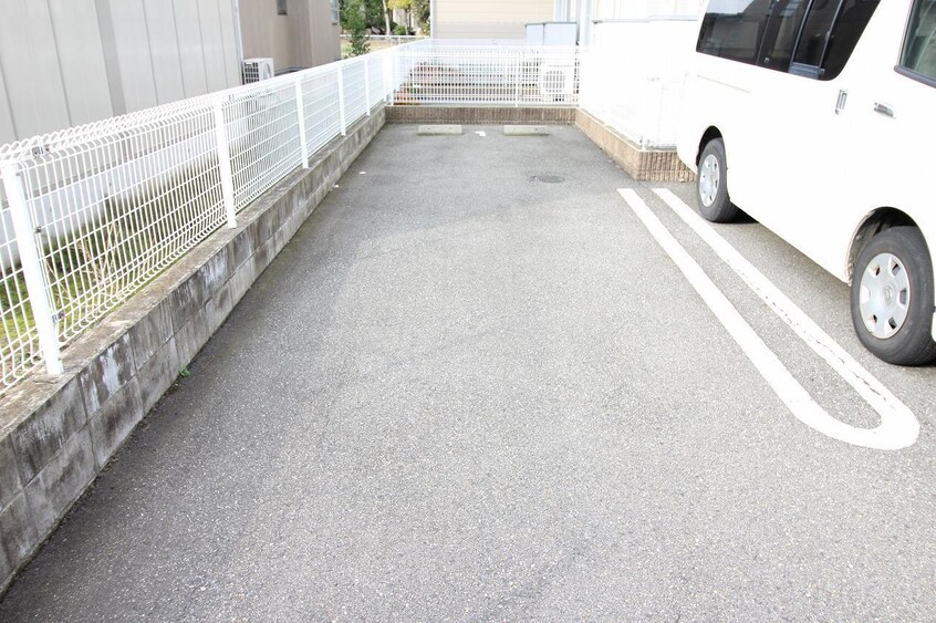 駐車場の区画は確認が必要です。 えんとらんす