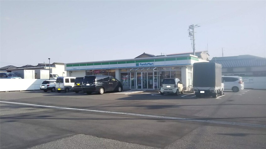 ファミリーマート新潟船江町店(コンビニ)まで708m フィオーレＡ・Ｂ