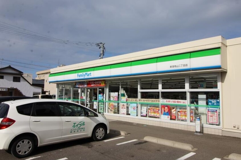 ファミリーマート新潟寺山二丁目店(コンビニ)まで295m エミネンスＡ