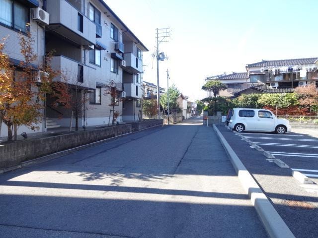 敷地前道路。 ロイヤルリーク松崎Ａ・Ｂ