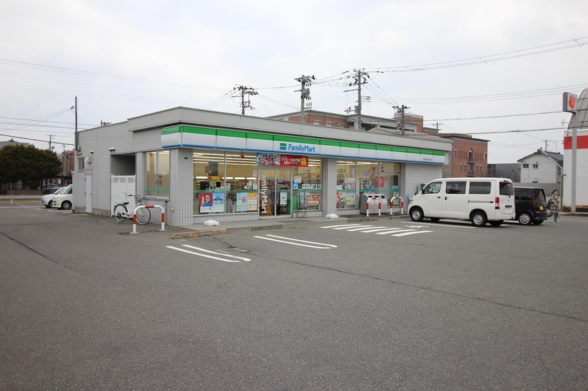 ファミリーマート新潟県立大学前店(コンビニ)まで1286m カーサプレッソ