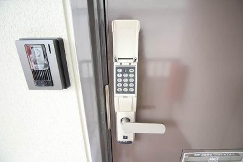 玄関はデジタルロックキーで鍵いらずです サニーフラットA