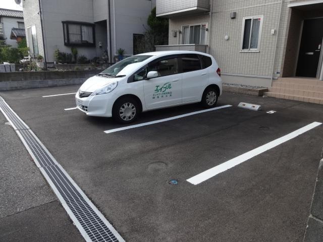 駐車場。２台並列で駐車可能。 Ｔ－ｒｏｏｍ優