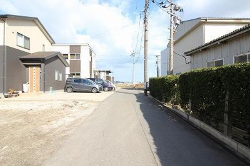 前面道路 カーサ ソレイユ