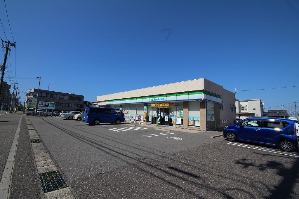 ファミリーマート新潟あぶみ三丁目店(コンビニ)まで259m AXEL
