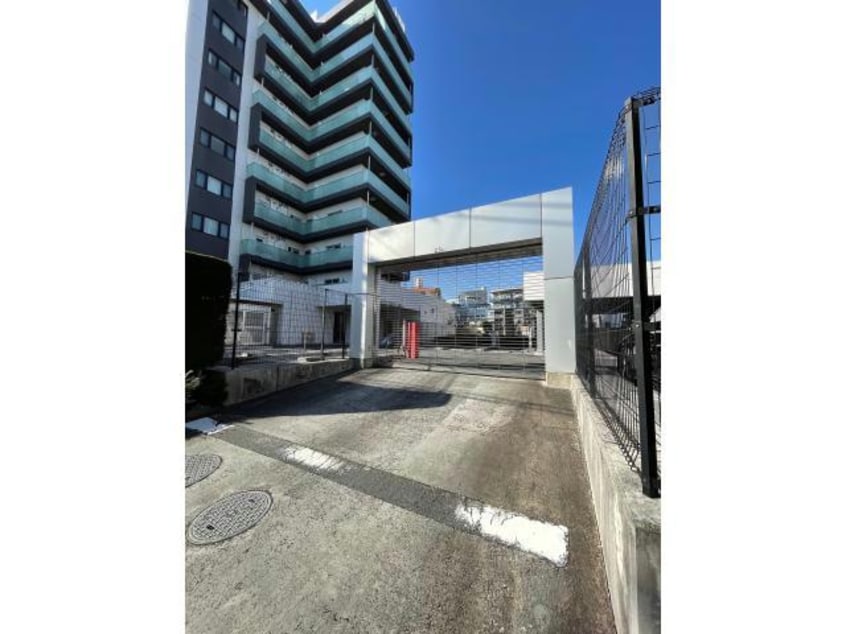 駐車場入口 パークアクシス代官山