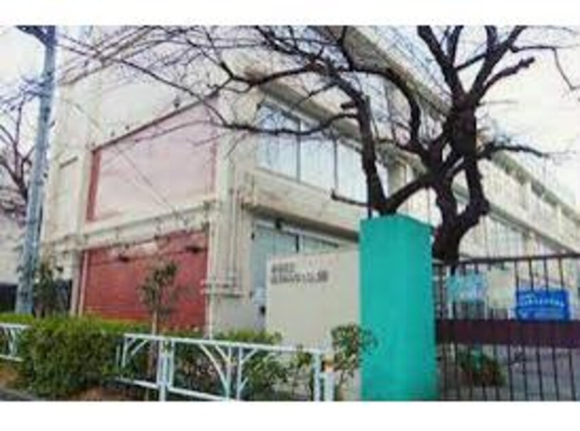 渋谷区立臨川みんなの図書館(図書館)まで989m※営業時間：9:00～19:00（月・火は定休日） ヒルクレスト広尾