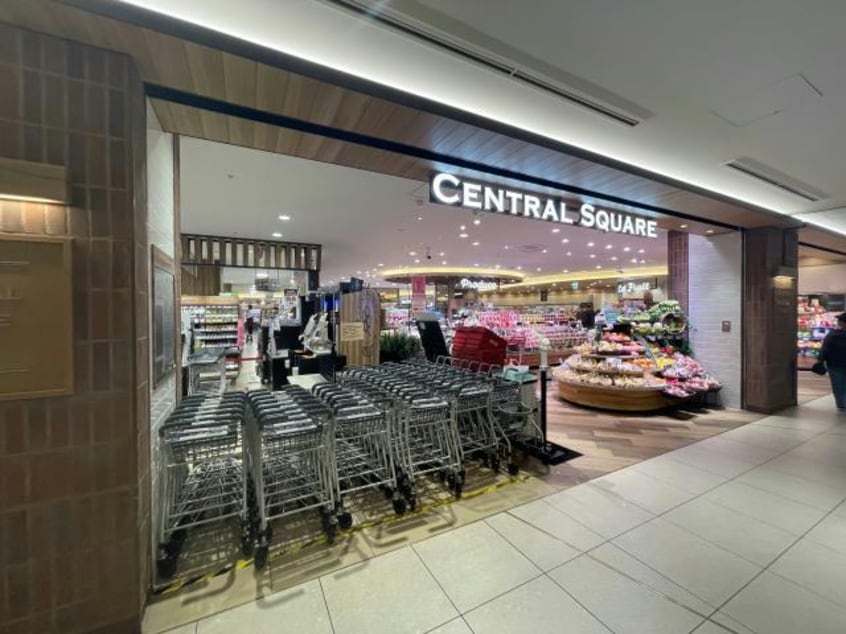 ライフセントラルスクエア恵比寿ガーデンプレイス店(スーパー)まで717m※営業時間：9:30～22:30 id
