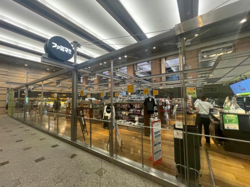 ファミリーマート恵比寿ガーデンプレイス店(コンビニ)まで335m※イートインスペース広くて綺麗です。 恵比寿ガーデンテラス弐番館