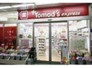 トモズ白金プラザ店(ドラッグストア)まで934m※平日　9：00～21：00 土日祝　10：00～21：00 恕庵南麻布
