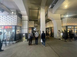 中目黒から祐天寺方面へ約700mに及ぶ高架下を、個性溢れる店