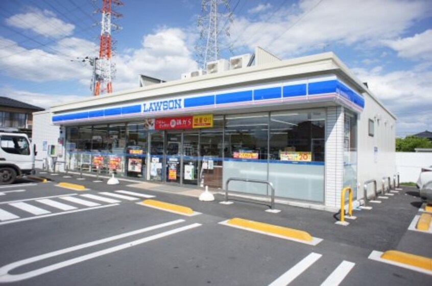 ローソン 小山城北三丁目店(コンビニ)まで844m フィオーレ