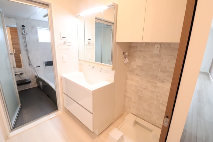 三面鏡になる洗面台 グラングラサ