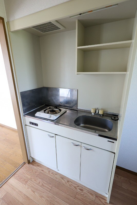 ガスコンロつきのミニキッチン コーポサクラメント