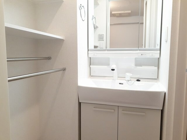 明るい洗面所です モダン・プリムローズ