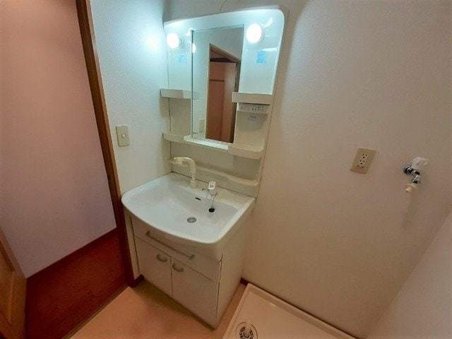 ゆったりとスペースのある洗面所 山王ハウス　Ｅ