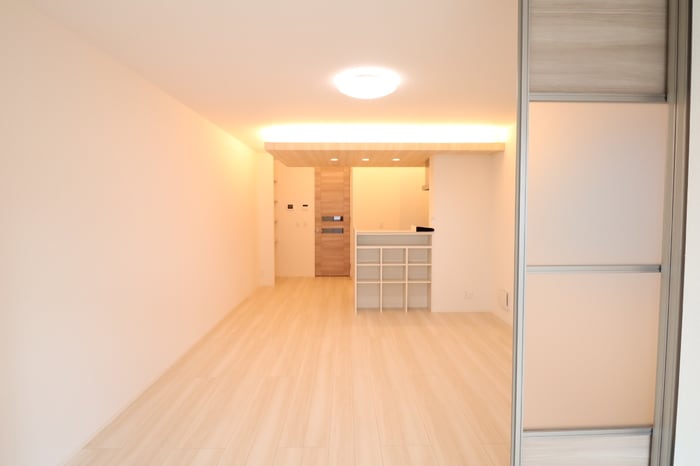 間接照明のリビング Front of Koganei Station