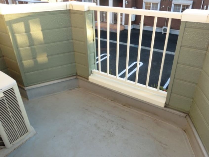 暖かな日差しのふりそそぐバルコニー ペルル