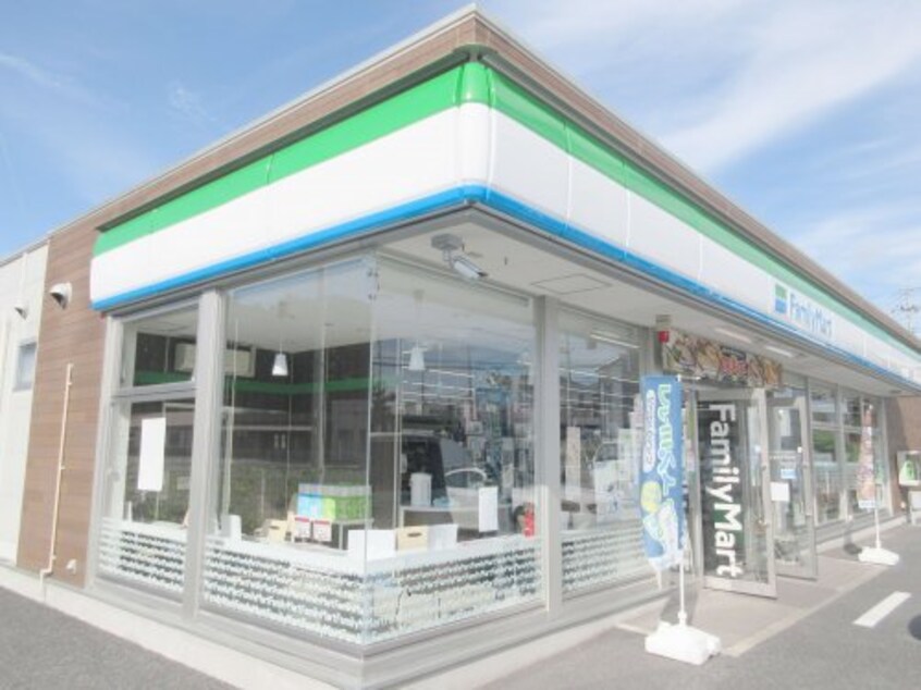 ファミリーマート 宇都宮平出町店(コンビニ)まで742m ヴァイアＥ