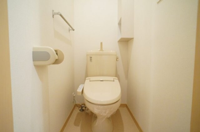 ゆったりとした空間のトイレです サンエミ　Ａ