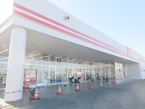 ファッション市場 sanki(サンキ) 鶴田店まで482m Ｒｅｖｅ・ｋ