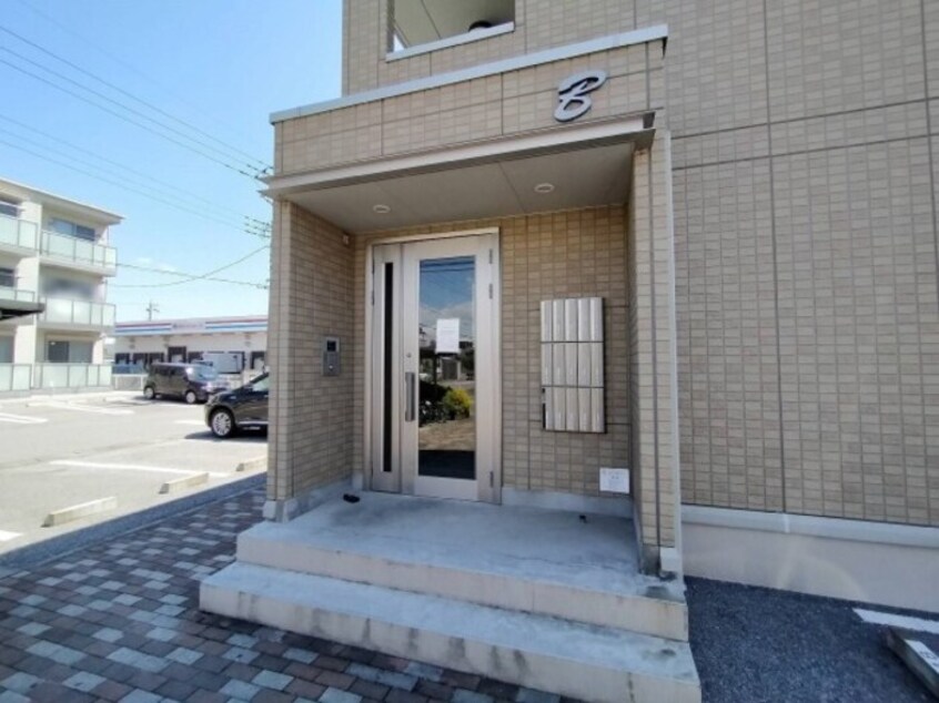 オートロックのエントランス ルミエールヤナセ Ｂ