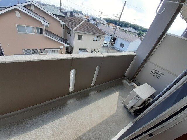 外からの目が気にならないバルコニーで洗濯物が干せます プリムローズ