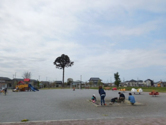 大きな一本杉が目印のテクノ一本杉公園 フォーゲルテラス ブラウⅠ