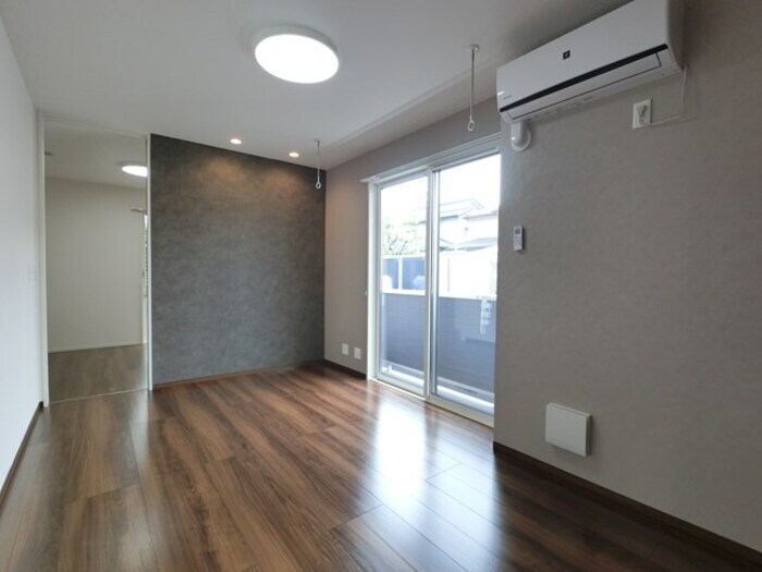 リビング エアコン、照明器具、室内物干し、収納棚付き サンライトハイム陽東