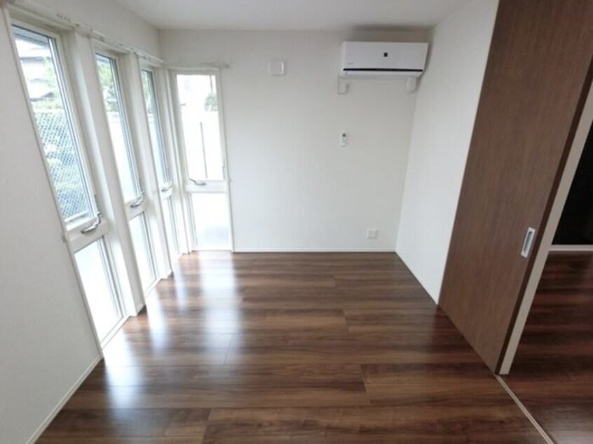 洋室 エアコン、照明器具、ウォークインクローゼット付き サンライトハイム陽東