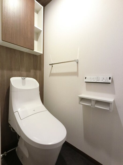 トイレ 壁面ボタン、温水洗浄暖房便座、収納物入付き サンライトハイム陽東