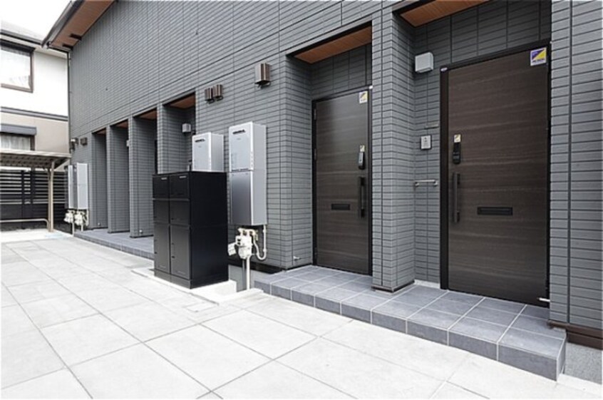 玄関側に共用宅配ボックス有り TORISIAS一条