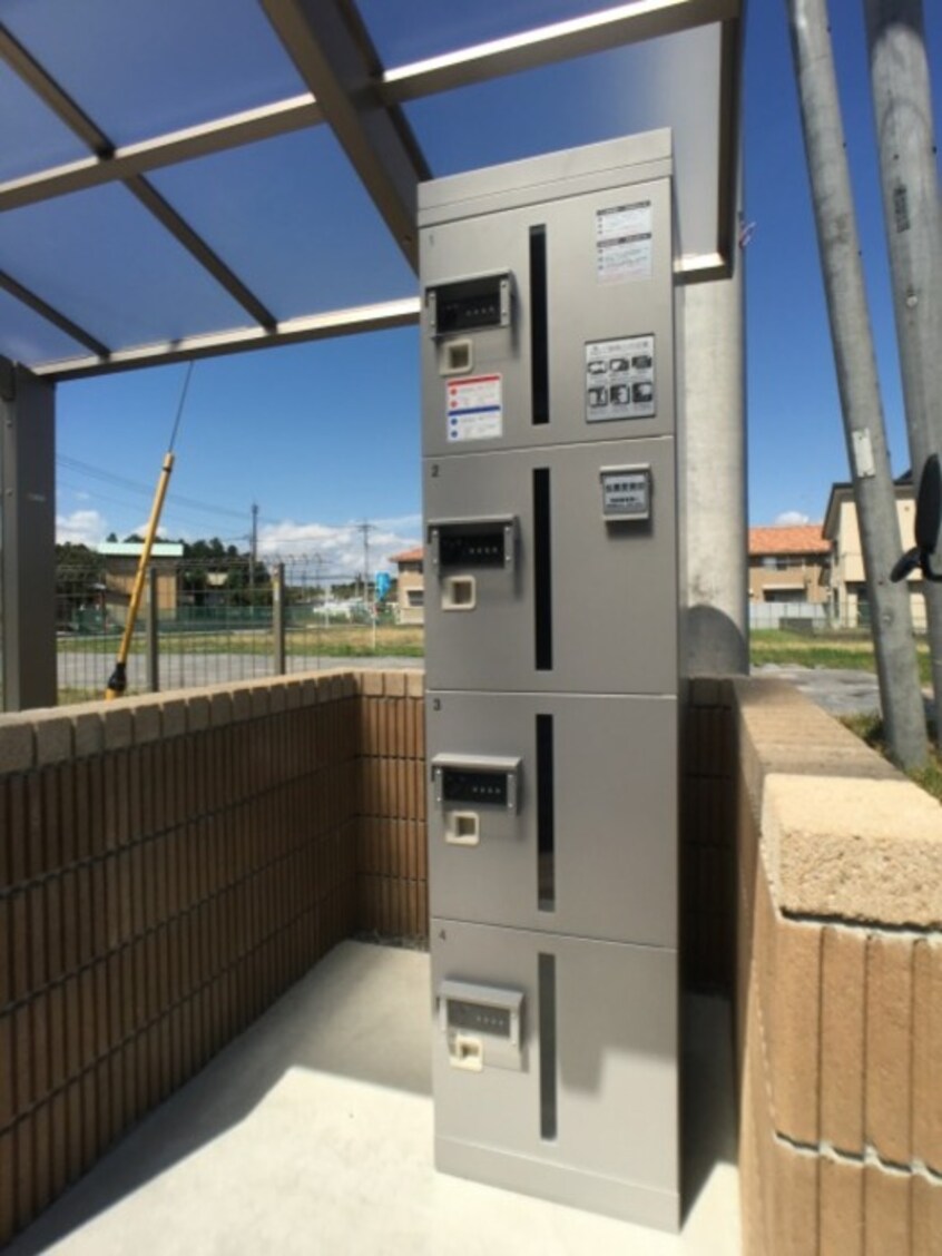 駐輪場横に宅配ボックス カーサ クラシオン Ｂ