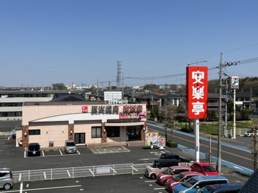 安楽亭小山犬塚店(その他飲食（ファミレスなど）)まで426m ドミール原