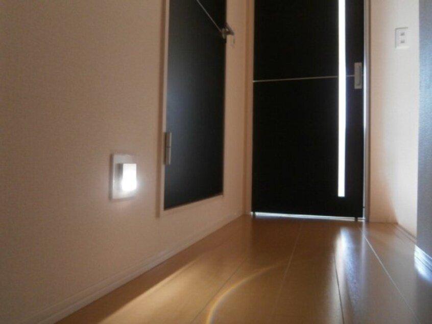 ほんのりとした明るさで、 足元を照らすフットライトで深夜のト グレイスコート岡本 Ｂ