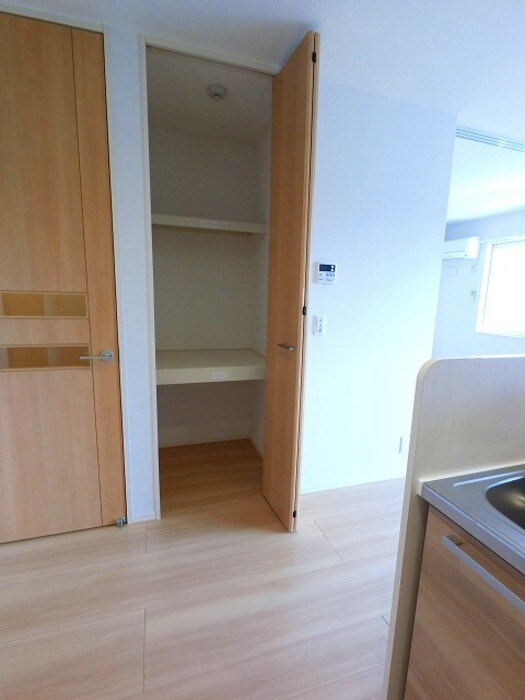 キッチン横・収納 ラ・ポーテＡ